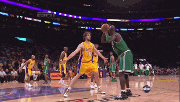 受伤的彭啸进入战上海U20的替补席，此前球员遭遇韧带损伤